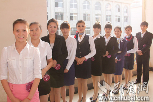 2011首届国际空姐推介大赛走进武汉商贸职业